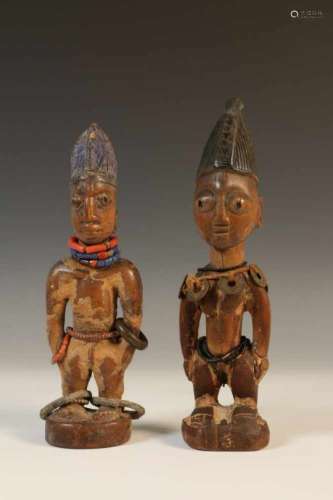 Nigeria, Yoruba, twee Ibeji met gevlochten kettingen, munten en enkelbanden, h. 28 and 25 cm. [12]