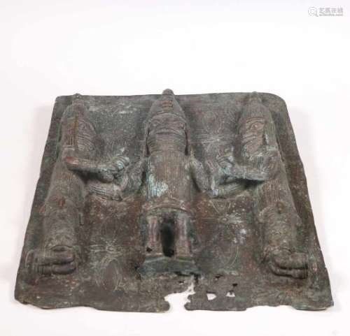 Benin, bronzen plaquette van drie krijgers in reliëf , h. 40 en b. 31 cm. [1]200