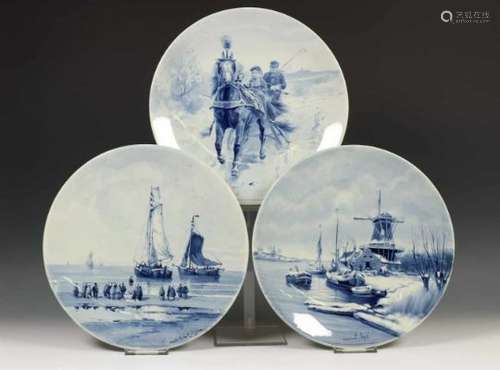 Delft, De Porceleyne Fles, drie aardewerk bordenmet afbeeldingen naar schilderijen van Mesdag,