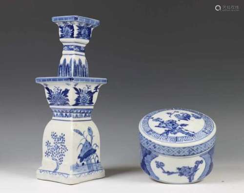 China, blauw-wit porseleinen wierookhouder en dekseldoos, 20e eeuwde wierookhouder gedecoreerd met