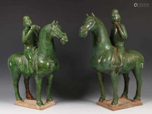 China, twee terracotta vormstukken in Tang stijl;ruiters te paard, met groen glazuur, h. 41 en 43