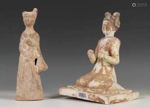 China, twee terracotta figuren in Tang stijl, een in staande, de ander in zittende houding (kleine