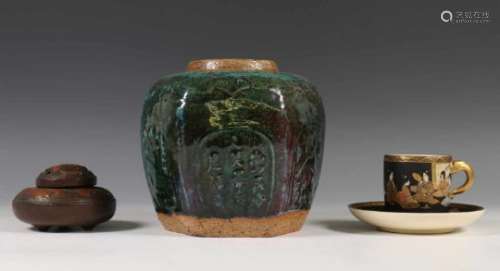 Japan, wierookbrander en kop en schotel en China, gemberpot, 19e-20e eeuw,metalen wierookbrander,