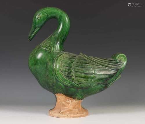 China, groengeglazuurd aardewerken model van een eend, modern,in Tang stijl (kleine beschadigingen),