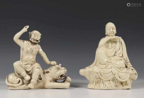 China, witgeglazuurd porseleinen figuur van een arhat en een Boeddha, modern,de arhat gezeten op een
