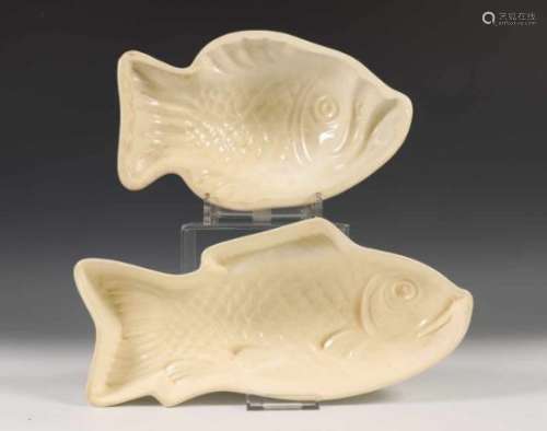 Twee creme geglazuurde aardewerken visvormen,daarbij puddingvormen, een kom, een bord en een