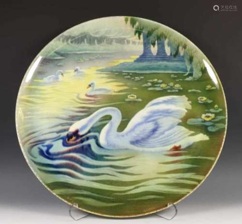 Plateel schotel, gemerkt Carreau, met decor van zwanen in meer., diam. 62 cm [1]250