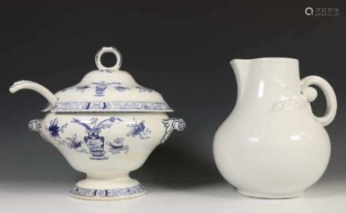 Vier stuks divers porselein en aardewerk,waaronder witte vaas, grote koektrommel met pompoen als