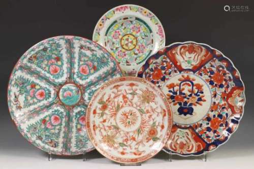 Vier oosterse porseleinen borden,w.o. famille rose bord, laat 18e eeuw (barsten), Imari schotel.,