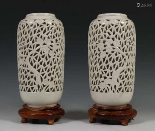 China, paar blanc-de-Chine ajour vazenmet kersenbloesem motief, op houten voet, h. 25 cm. [2]120