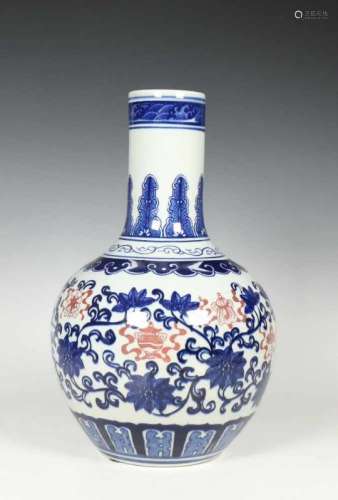 China, blauw wit puntvaas, laat 20e eeuw., h. 34 cm. [1]150
