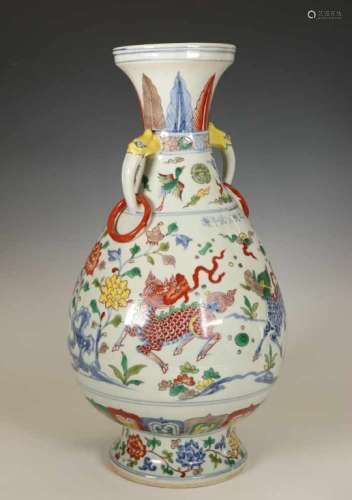 China, ducai vaas, met olifantsoren, laat 20e eeuw;gemerkt Ming, h. 45,5 cm. [1]400
