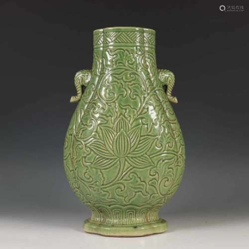 Groen celadon vaas, 20e eeuw,met relief, h. 32 cm. [1]100