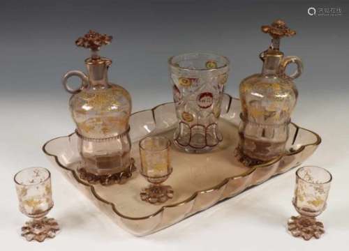 Verguld glazen likeurset op dienblad en Boheemse kristallen bokaal, 19e eeuw, [7]100