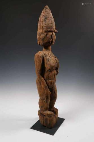 Madagascar, Veo, wooden grave figureof a standing female figure with on hand on her breast, turned