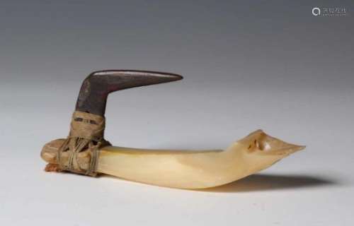 Tonga-Fiji, large shell fish hookwith plantfiber bindings and shell hook, l. 14,5 cm. [1]300