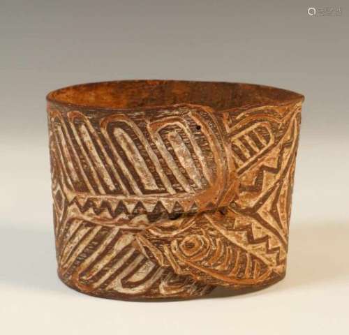 Papua Golf bark braceletwith engraving of two ancestral figures, h. 7,5 cm. [1]150