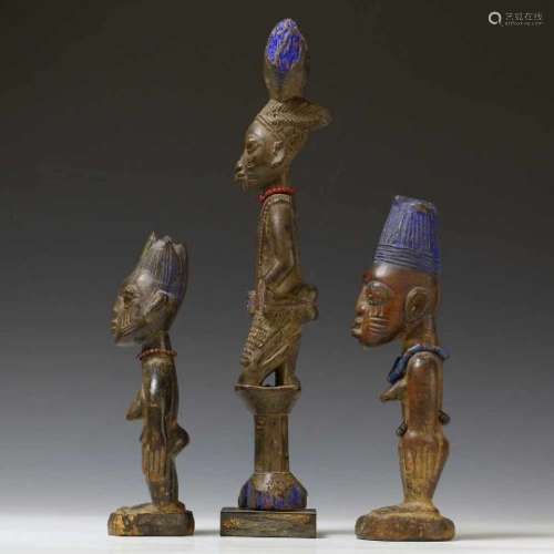 Yoruba, two Ibeji figures and a Shango staff, h. 25, 29 en 41 cm. [3]300