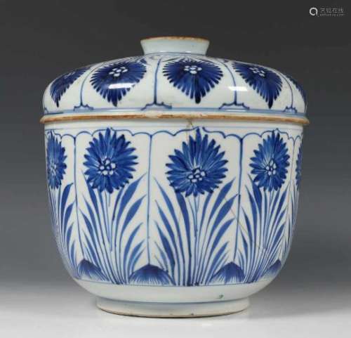 China, grote blauw wit porseleinen kandeelpot, 18e eeuw,met decor van asters in vakwerk (