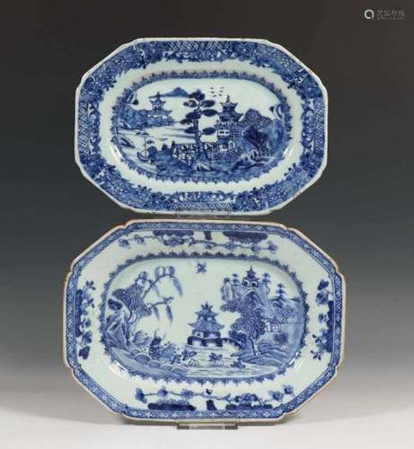 China, twee blauw-wit porseleinen dienschalen, Qianlong,met decor van bergmeer, 20 x 26 cm. [2]250