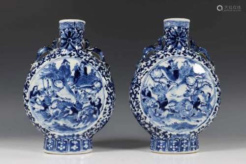 China, paar blauw-wit porseleinen maanflessen, Qing dynastie, 19e eeuw,met decor van strijders te