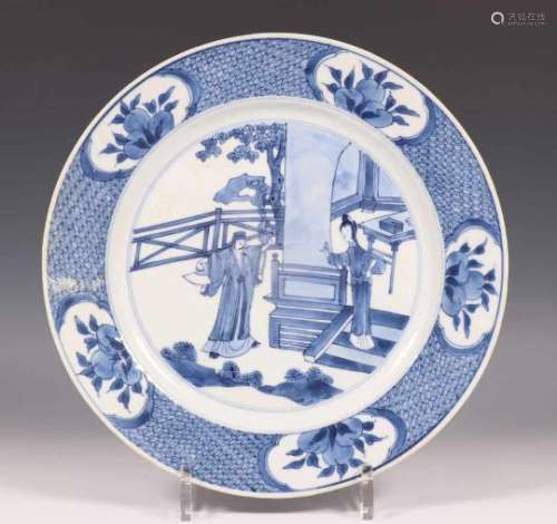 China, blauw-wit porseleinen bord, 18e eeuw,met Kangxi decor van voorname figuren bij prieel.