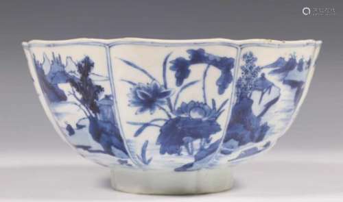 China, kantige blauw-wit porseleinen kom en twee borden, Kangxi(kom en één bord beschadigd), diam.