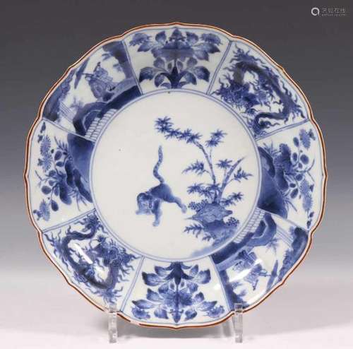 Japan, blauw-wit porseleinen bord, Edo periode, ca. 1700,met Kakiemon stijl decor van tijger bij