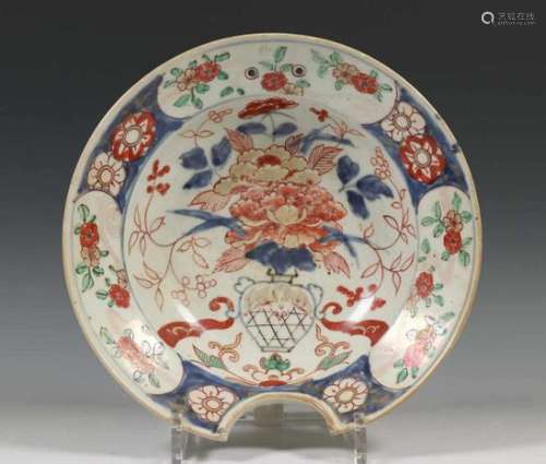 Japan, Imari scheerbekken, Edo periode,met decor van bloemenmand, diam. 25 cm. [1]250