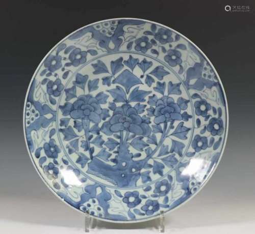 China, blauw/wit porseleinen schotel, 18e-19e eeuw,met decor van bloesem bij rots, diam. 30 cm. [1]