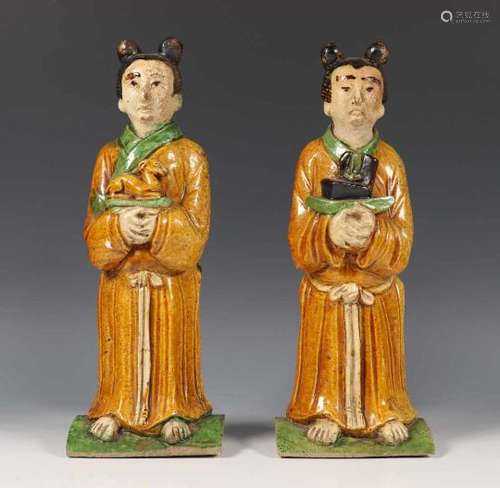 China, een paar decoratieve polychroom steengoed figuren in Tang dynastie stijl, 19e eeuw;