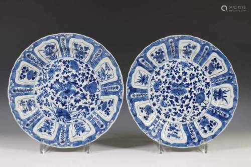 China, paar blauw-wit porseleinen borden, Kangxi,gedecoreerd met bloemen, gemerkt (een met