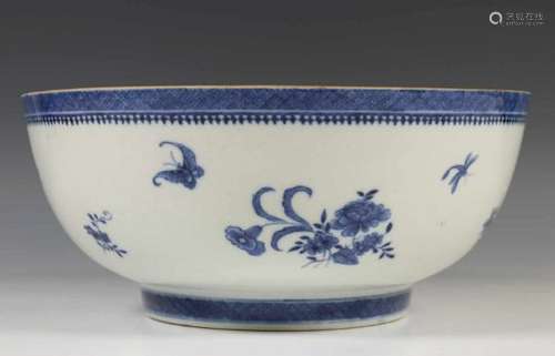 China, paar blauw-witte porseleinen kommen, Jiaqing, ca. 1800,gedecoreerd met insecten en bloemen (