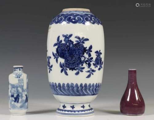 China, blauw-witte porseleinen vaas en twee miniatuur vaasjes, 18e-19e eeuw, de vaas gedecoreerd met