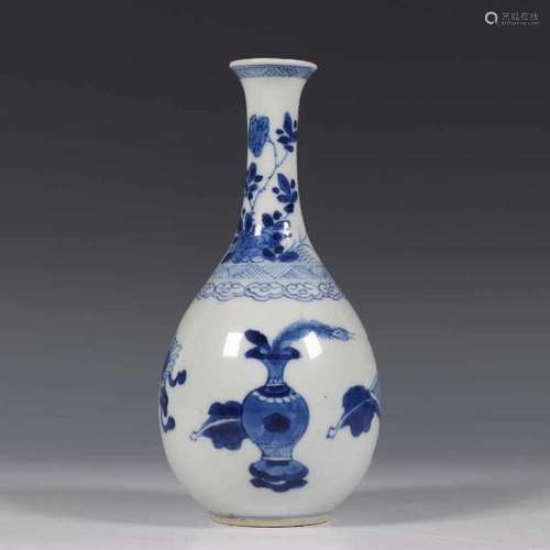 China, blauw-wit porseleinen vaas, Kangxi,peervorm met hoge hals, gedecoreerd met Antiquiteiten,