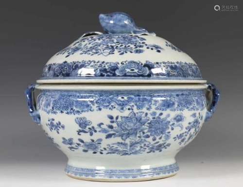 China, blauw-wit porseleinen soepterrine en deksel, Qianlong,de ronde zijden gedecoreerd met