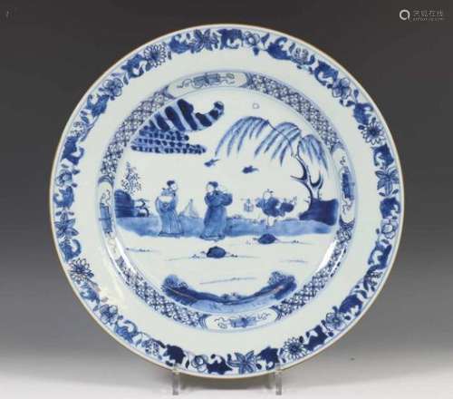 China, blauw-wit porseleinen schotel, Qianlong,gedecoreerd met elegante dames en een jongen in een