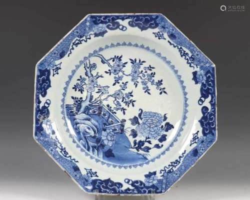 China, blauw-wit porseleinen achtkantige schotel, Qianlong,de diepe schotel gedecoreerd met een