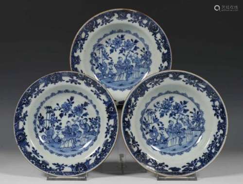 China, een set van drie blauw-witte porseleinen schaaltjes, Qianlong,gedecoreerd met dames in een