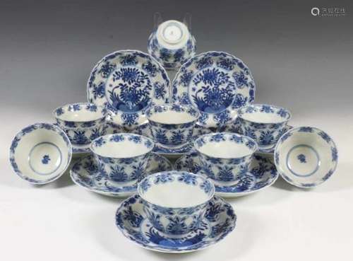 China, tien blauw wit porseleinen koppen en acht schotels, Qianlong,met decor van tulpen en bloemen,