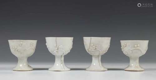 China, twee paar blanc-de-Chine bekers, ca.1800,gemodelleerd met bloeiende prunus (twee beschadigd),