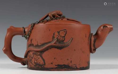 China, Yixing 'eekhoorn en druif' theepot met deksel, late Qing dynastie,de zijden gemodelleerd