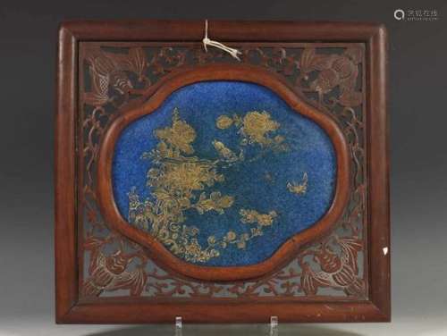 China, poederblauw geglazuurde plaque, 18e /19e eeuw,verguld met decoratie van vogel op