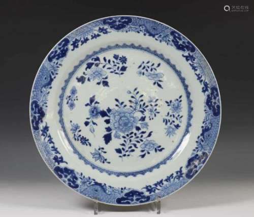 China, blauw-wit porseleinen ronde dienschotel, Qianlong,met decor van pioenrozen (kleine