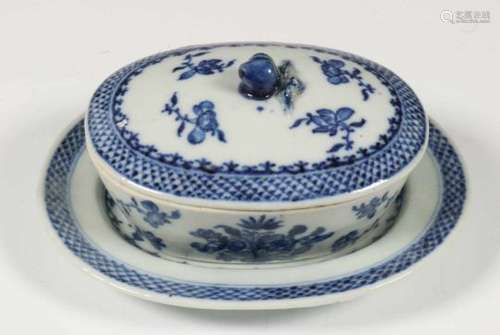 China, blauw-wit porseleinen botervloot, deksel en schotel, ca. 1800,gedecoreerd met bloemen , l.