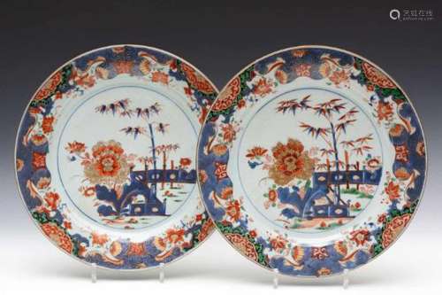 China, paar verte-Imari schotels, Qianlong,gedecoreerd met pioenroos en bamboe in ommuurde tuin,