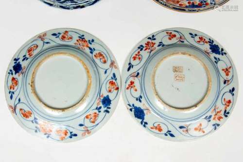 China, collectie blauw-witte en Imari borden, voornamelijk 18e eeuw,bestaande uit een set van vier