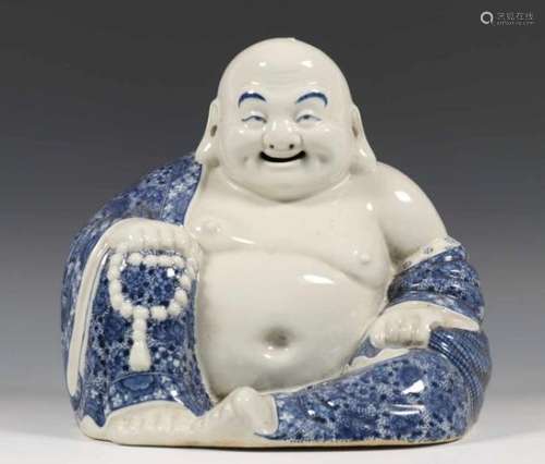 China, blauw-witte porseleinen figuur van Budai, vroeg 20e eeuw, afgebeeld met kralenketting en