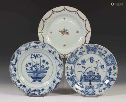 China, twee blauw-witte en een famille rose porseleinen bord, 18e eeuw,de blauw-witte borden