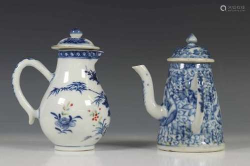 China, blauw-wit porseleinen theepot, 18e eeuw en melkkan, Qianlong, h. 13 cm. [2]200